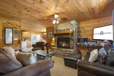 Image de One Level Log Cabin, Free Tickets, Minutes from Big Cedar, Wood Burning Fireplace, Pet Friendly