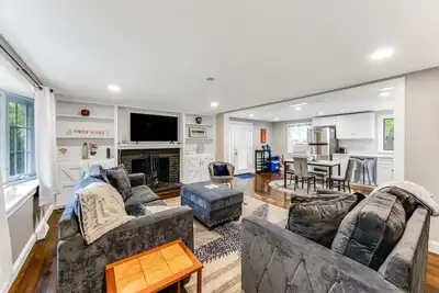 Image de Chic, Modern Cape Escape in the Heart of Hyannis