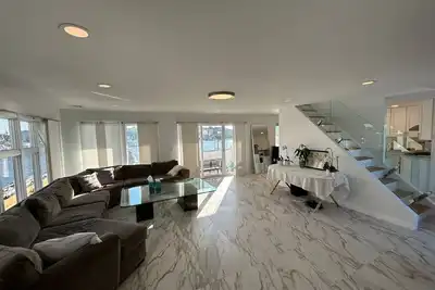 Image de Luxurious Amenity Filled Water-Front Home in Family Friendly Neighborhood.