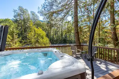 Image de White Water Retreat - riverfront, pet friendly, hot tub