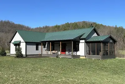 Image de Sleeps 6, custom, gorgeous home on 180 acres, amazing views of Old Rag Mountain