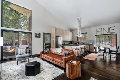 Image de Fine Pine Place in town / luxury modern / wow kitchen / whole house / yes dogs!