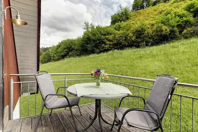Image de Appartement 'Ferienhaus 1 - Wohnung Fichte, 64qm' avec vue sur montagne, balcon et Wi-Fi