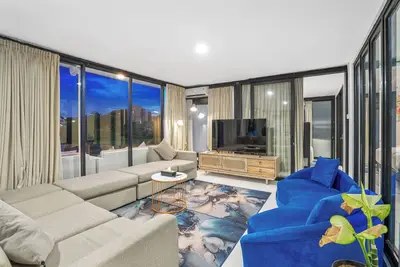 Image de Large Luxury Modern Mansion Sleeps up to 50