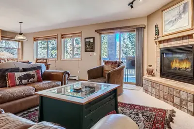 Image de Scenic Condo with Red Mountain Views, Relaxing Deck, Close to Trails & Skiing, Fireplace, Free WiFi