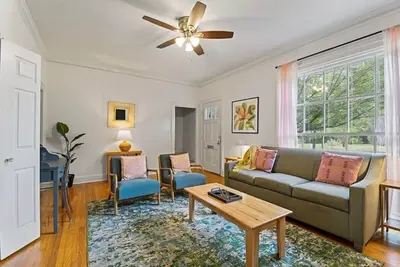 Image de Near University & Dining- Garden District Dwelling