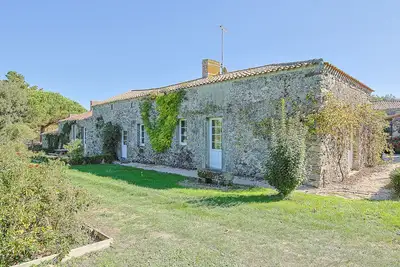 Image de Maison de campagne 'Domaine La Roblinière 10min Plage' avec terrasse privée, jardin privé et Wi-Fi