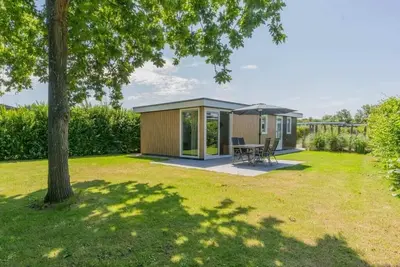 Image de Ce qui attire immédiatement l'attention en entrant, c'est le séjour orienté jardin avec cuisine ouve