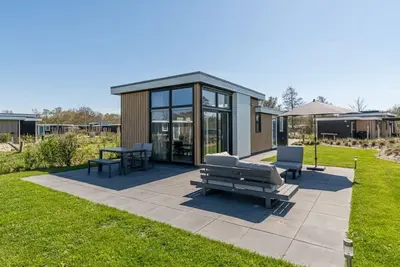 Image de Ce chalet moderne avec finition 'Style plage' est situé sur un terrain spacieux et peut accueillir 4