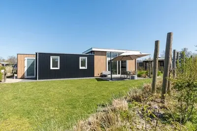 Image de Ce chalet joliment meublé est situé en bordure du parc et peut accueillir 4 personnes. Le chalet com