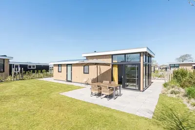 Image de Ce chalet moderne pour 4 personnes est situé sur un terrain spacieux en bordure du parc. Grâce aux p