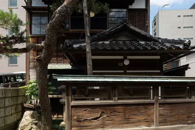 Image de A townhouse where you can touch a real \"sword\"\nWe can show you a family sword.