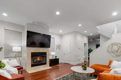 Image de Luxury Retreat with Home Theater