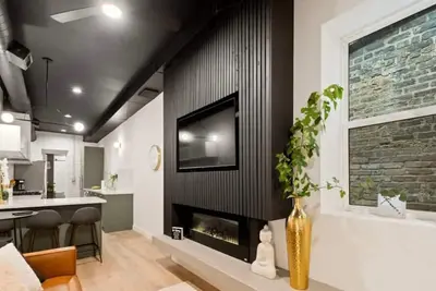 Image de Chic 4-Bedroom Haven in Ukrainian Village