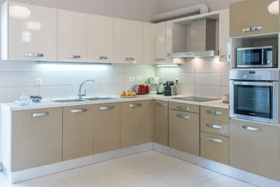 Image de Spacious Blue Iris Apartment w/private backyard - 10 minutes walk from old town