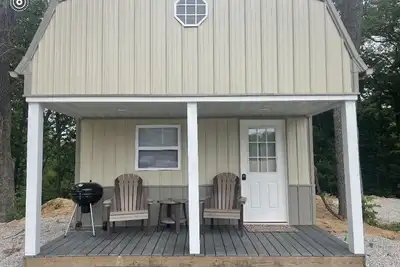 Image de Tan cabin close to University of Central Missouri and Whiteman Af Base