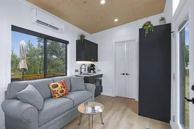 Image de Harrod's Hill Country Hideaway - The Sunflower