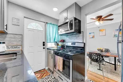 Renovated Brooklyn Townhome, 9 Miles from Downtown