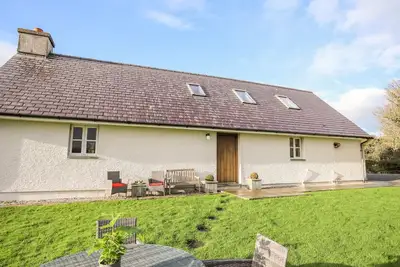 Image de Rhyd Y Bont Bach, pet friendly, with open fire in Rhoscolyn
