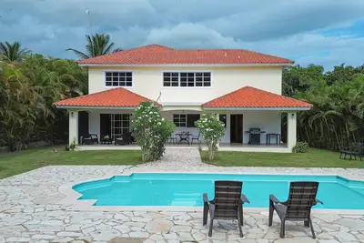 Image de Villa with pool and golf course view