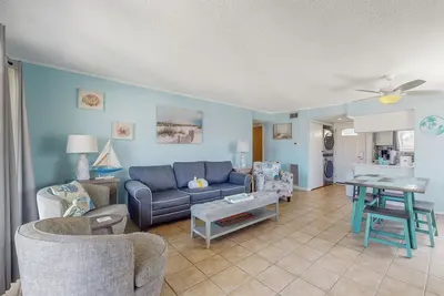 Image de Lovely resort condo with a pool, hot tub, and tennis court - snowbird-friendly