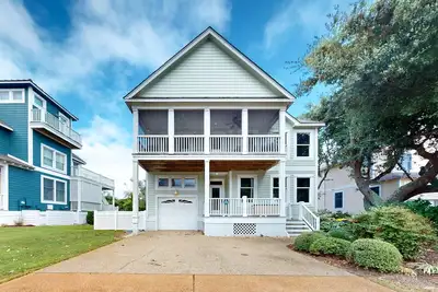 Image de Three-story home with pool & athletic courts - less than a mile from the beach