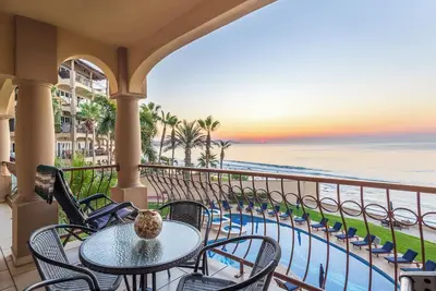 Image de Beach + Surf Lovers  2br Oceanfront Family Friendly Condo Steps from the Sand