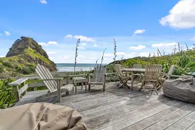 Image de Lion Rock Spectacular - Piha Holiday Home