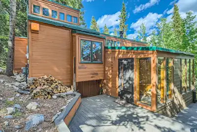 Charming dog-friendly mountain cabin in Alma w/ multiple decks and fire pit! !