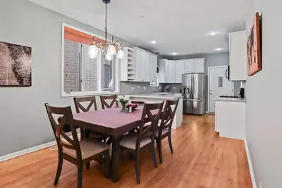 Image de Foosball, Steps from Wrigley, Private Parking