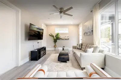 Image de Luxurious Getaway Home with Rooftop Patio 10mins to downtown Durham and Duke