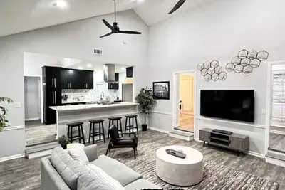 Image de 4 Bedroom Retreat — Close to Ft Benning: Modern, Cozy, and Mins to Everything!