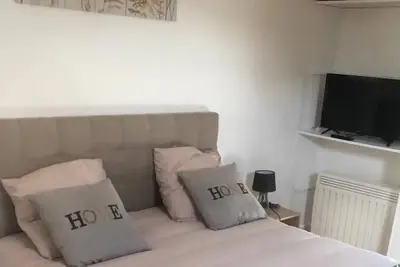 Image de Studio rénové au calme, proche commodités et transports, 20 minutes de Paris.