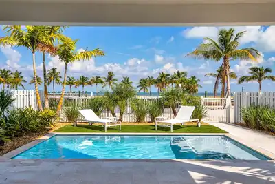 Image de Brand New 5-Bedroom Luxury Oceanfront Home w/ Pool, 38' Slip, Gourmet Kitchen
