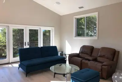 Image de Guest cottage by Mills Canyon nature preserve in Burlingame.