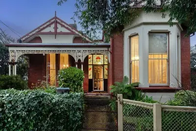 Image de Walk to Sovereign Hill, Cafes & Shops from this historic, pet-friendly villa.