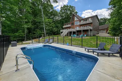 Image de Stunning Public Side Lake Anna Waterfront Heated Pool Game Room Boatdock Hot Tub Firepit