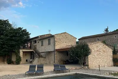 Image de Mas rénové contemporain, très grande piscine sur vaste terrain au calme