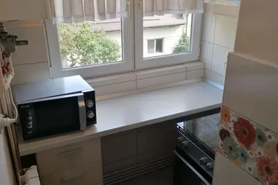 Situat la 2 km de centrul orasului si Parcul Central & 1 km de parcul Cetatuia