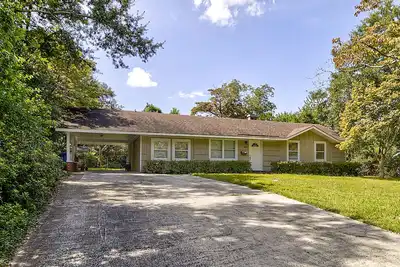 Jennings Junction: 4  Br, 2  Ba House in Wilmington, Sleeps 8