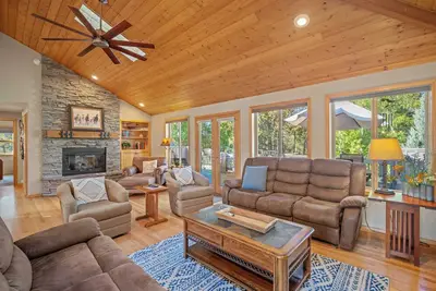 Image de Family Getaway with Hot Tub, Bbq & Spacious Deck