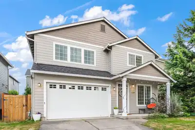 Image de The Burb Gem in N Vancouver near Med facilities