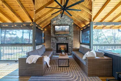 Image de Private Cabin w/ Hot Tub & Fireplace Porch