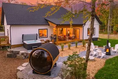 Image de The Perfect Luxury Muskoka Spa Retreat w/Covered Lanai, Hot Tub, Sauna & Firepit