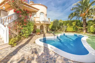 Image de Double villa for 1-2 families or small groups with individual architecture