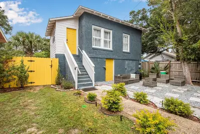 Image de Downtown Navy Blue | Delightful Dog-Friendly Cottage | Pensacola | My Beach Getaways