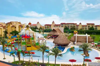 Image de Family Friendly Waterfront Resort in Cancun w/ Waterpark!