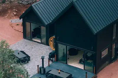 Image de Norsk Haus \\ Mtn Getaway with Barrel Sauna