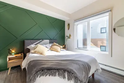 Image de Bright & Modern 2br Condo - Whyte Ave w/Parking Steps Away From U Of A\n