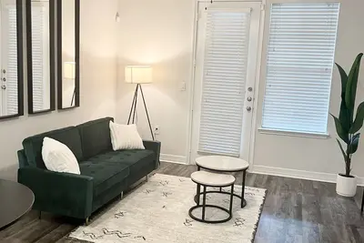 Image de Modern 2 Br Oasis with a luxurious pool, patio, grill and cabana.